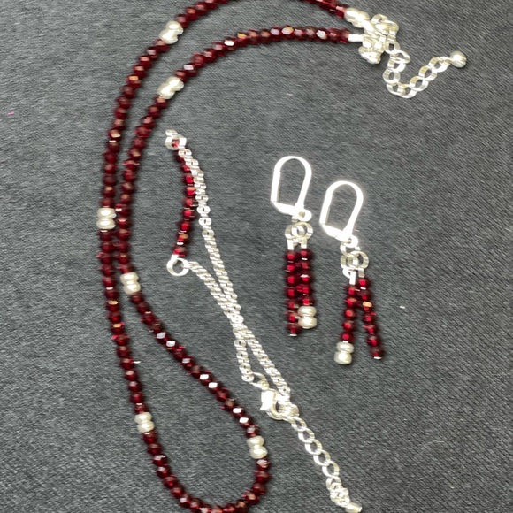 Elegant Red and Silver Beaded Necklace Jewelry - Picture 3 of 3